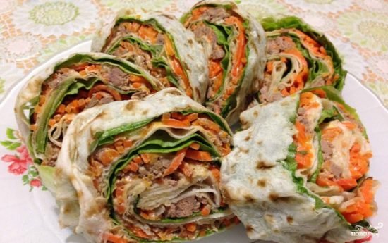 Рулети з лаваша з різними начинками: рецепти з фото