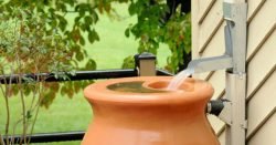 Як збирати і використовувати дощову воду: особливості і відео організації ефективної водостічної системи своїми руками