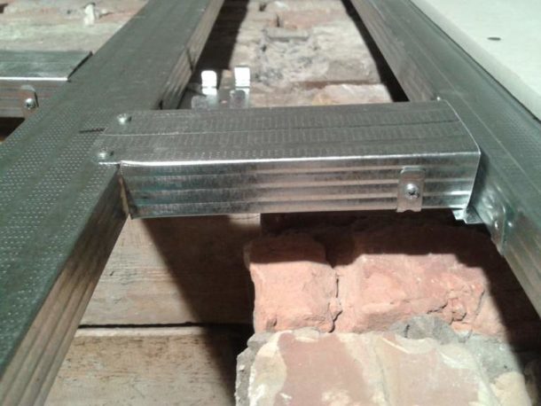 Монтаж профілів під гипсокартон на стіни: як виставити профіль своїми руками