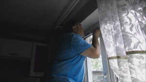 Установка жалюзі на пластикове вікно: 3 корисних способу