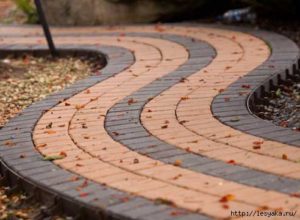 Отмостка навколо будинку з тротуарної плитки: пристрій, технологія укладання, фото і відео