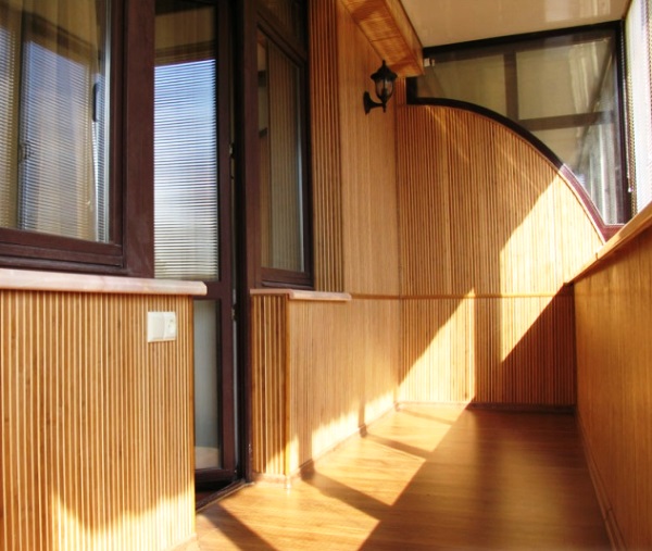 Чим обшити балкон зсередини — 5 сучасних рішень