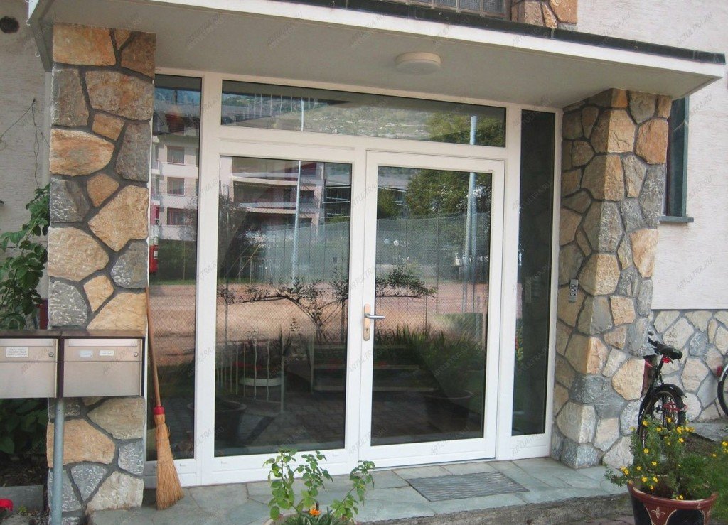 Вхідні пластикові двері зі склом   ціна і монтаж