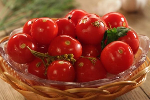 Як солити помідори холодним способом: рецепти, поради, фото і відео