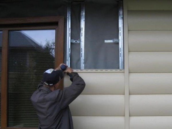 Зовнішній сайдинг — монтаж обрешітки і панелей