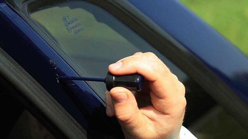 Видалення подряпин на бампері своїми руками — способи і технологія