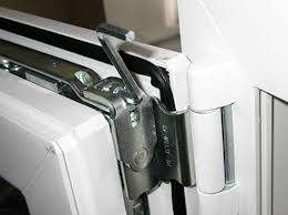 Як утеплити пластикові вікна своїми руками: 3 найбільш ймовірні причини проникнення холодного повітря