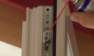 Фурнітура для пластикових вікон: вивчаємо 3 основні «мязи вікна», регулюємо, змащуємо