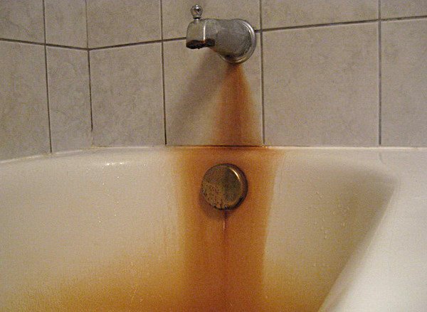Скол на емальованому ванні, причини появи і як видалити
