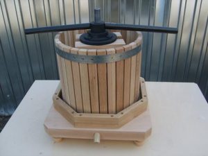 Як зробити прес для винограду своїми руками: пристрій, вибір матеріалу і покроковий процес виготовлення