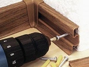 Як встановити підлоговий пластиковий плінтус