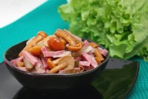 Салат з маринованими опеньками: різноманітні рецепти з куркою, шинкою і картоплею