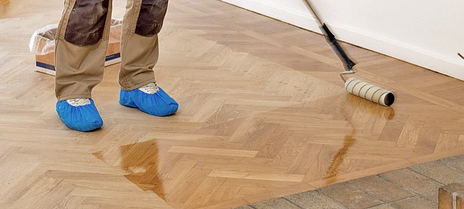 Як самостійно покрити лаком паркет