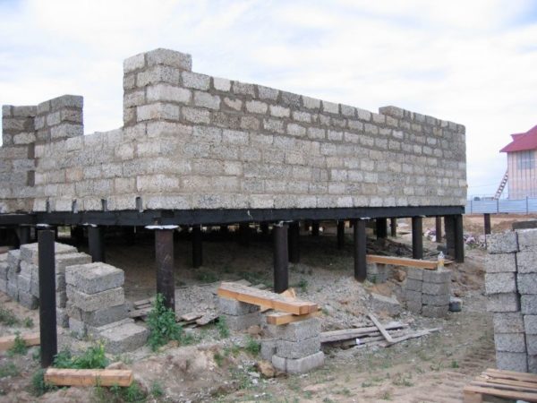 Фундамент будинку на гвинтових палях: всі 4 етапи пристрою підстави