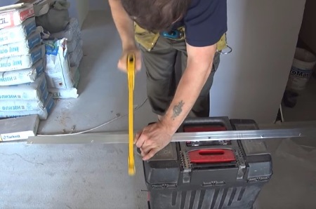 Як зробити натяжну стелю своїми руками за 5 кроків