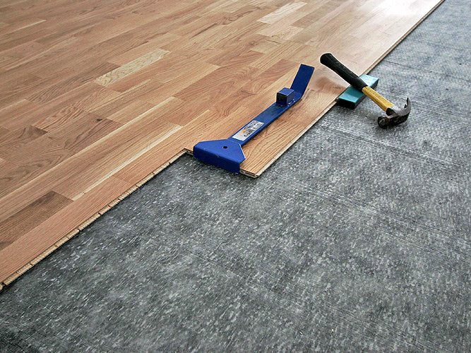 Особливості монтажу паркетної дошки на стелю