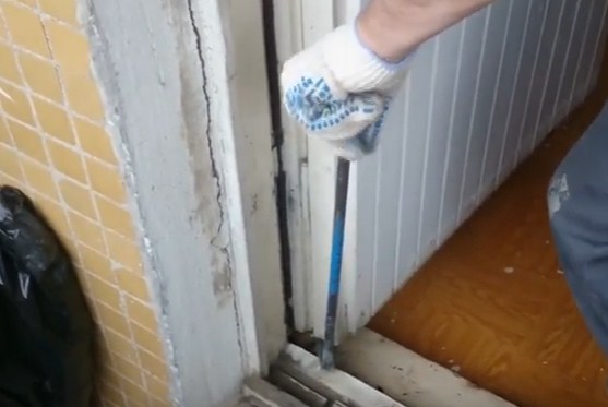 Як самостійно встановити балконні двері за 16 простих кроків