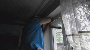 Установка жалюзі на пластикове вікно: 3 корисних способу