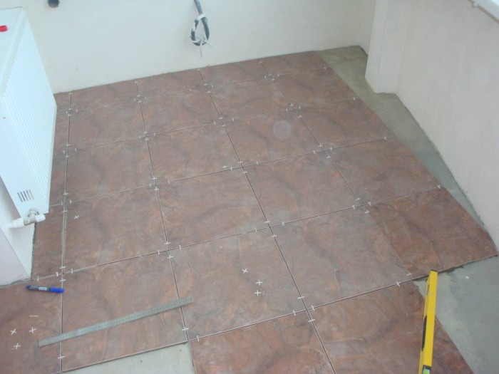 Як зробити підлогу на балконі — 3 найкращих варіанти і їх особливості