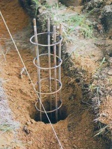 Як правильно зробити пальово стрічковий фундамент для будинку: види, плюси і мінуси, етапи будівництва