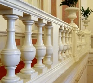 Установка балясин на деревяні сходи своїми руками: варіанти кріплення, етапи монтажу, фото і відео