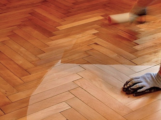 Як самостійно покрити лаком паркет