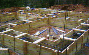 Деревяна опалубка для стрічкового фундаменту: будова і функції, матеріали, технологія робіт