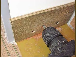 Як встановити підлоговий пластиковий плінтус