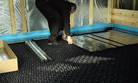 Теплі водяні підлоги на деревяну підлогу: всі 3 етапи монтажу з урахуванням особливостей підстави