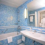 Фото дизайну ванної в блакитних тонах