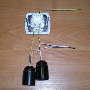 Як підключати вимикач двоклавішний   до двох лампочок та відео інструкція про підключення