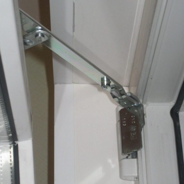 Фурнітура для пластикових вікон: вивчаємо 3 основні «мязи вікна», регулюємо, змащуємо