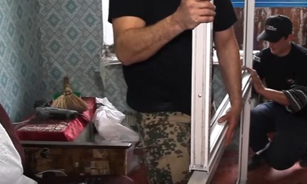 Як самостійно встановити балконні двері за 16 простих кроків