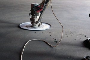 Як і чим железнить вимощення навколо будинку: способи, покрокове відео керівництво