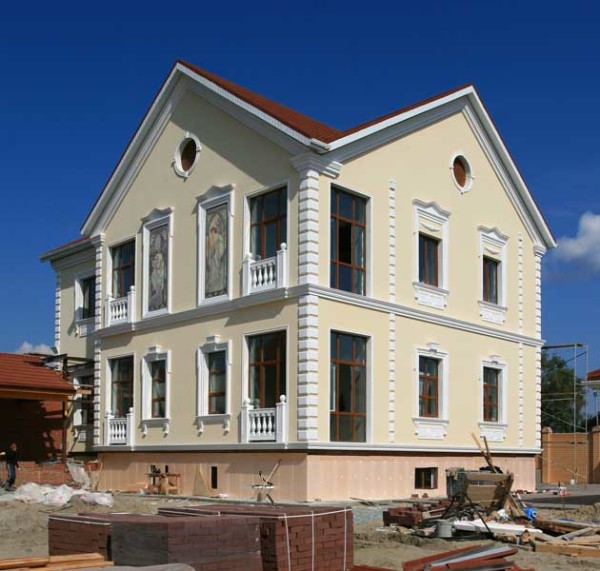 Оригінальне обрамлення вікон різними матеріалами – як зробити свій будинок унікальним і неповторним