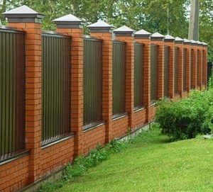 Красивий паркан для заміського будинку: фото галерея готових рішень