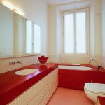 Фото дизайну ванної кімнати в червоних тонах