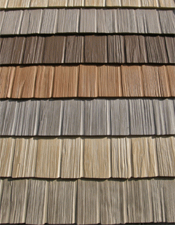 Чим відрізняється сайдинг під тріску і дранку від інших фасадних оздоблювальних матеріалів