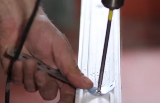 Як самостійно встановити балконні двері за 16 простих кроків