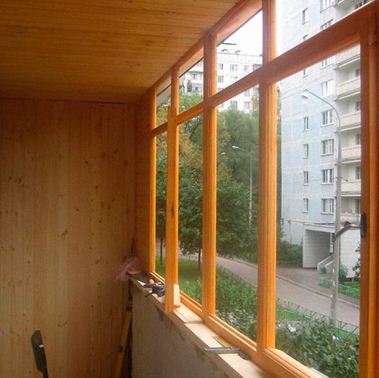 Як і чим засклити балкон: послідовність робіт з 5 кроків