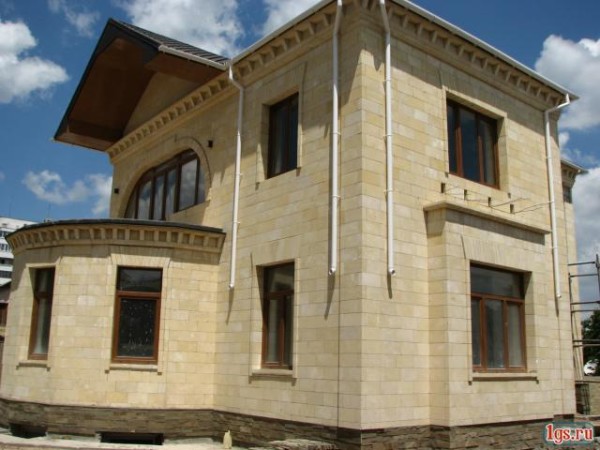 Натуральний камінь для фасаду в сучасній архітектурі