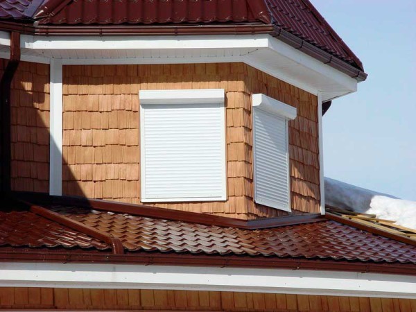 Чим відрізняється сайдинг під тріску і дранку від інших фасадних оздоблювальних матеріалів