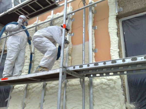 Піна для утеплення стін: плюси технології та основні етапи нанесення