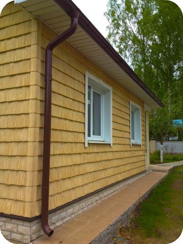 Чим відрізняється сайдинг під тріску і дранку від інших фасадних оздоблювальних матеріалів