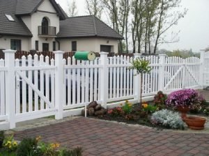 Красивий паркан для заміського будинку: фото галерея готових рішень