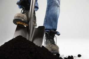 Риття траншеї вручну — як формується ціна за погонний метр