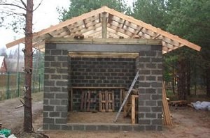 Як побудувати гараж з двосхилим дахом своїми руками: конструкція, огляд матеріалів, креслення і розрахунки