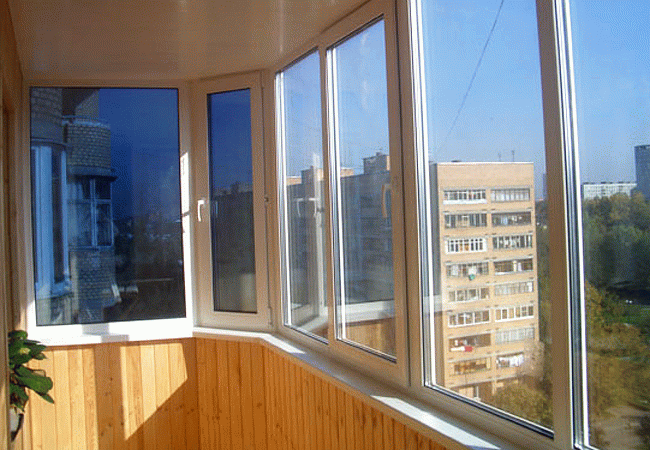 Скління балкона: 2 основних варіанта та їх особливості