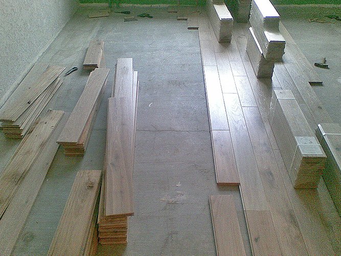 Укладаємо паркетну дошку на бетонну підлогу