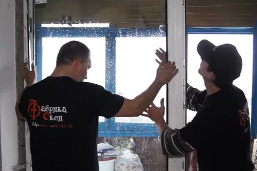 Як самостійно встановити балконні двері за 16 простих кроків